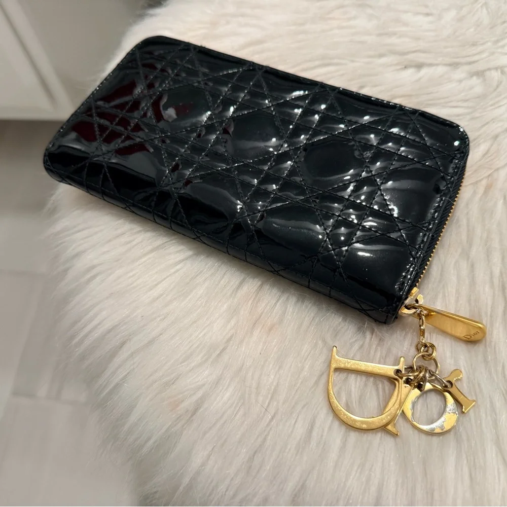 Dior - Lady Dior Voyageur Zip Wallet in Black Patent Cannage - Picture 5 of 15